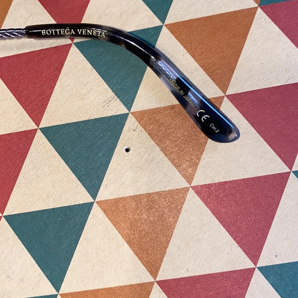 Authentic BOTTEGA VENETA SUNGLASSES 🕶 - Picture 8 of 9